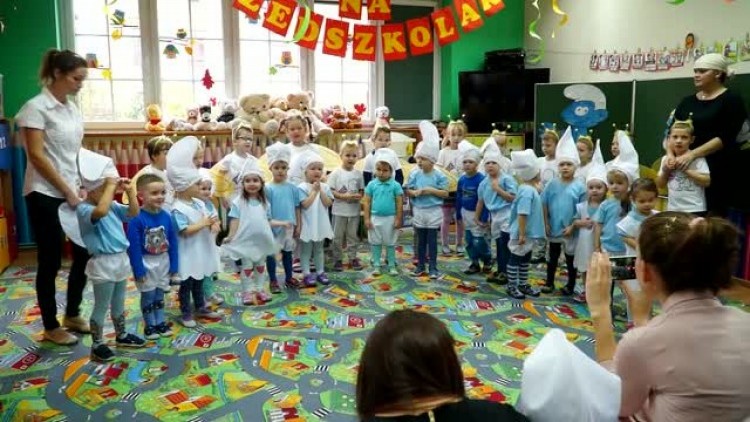 pasowanie_na_przedszkolaka_w_przedszkolu_happy_days_2016.mp4