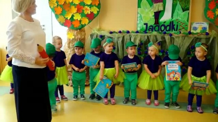 pasowanie_na_przedszkolaka_w_przedszkolu_pod_topola_-_grupa_jagodki_2016.mp4